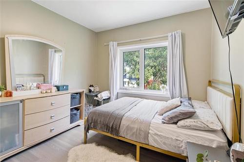 430 Lansdowne Ave, Winnipeg, MB - Indoor Photo Showing Bedroom