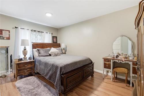 430 Lansdowne Ave, Winnipeg, MB - Indoor Photo Showing Bedroom