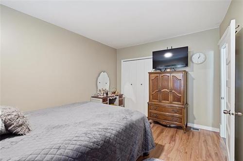 430 Lansdowne Ave, Winnipeg, MB - Indoor Photo Showing Bedroom