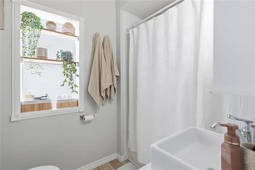 430 Lansdowne Ave, Winnipeg, MB - Indoor Photo Showing Bathroom