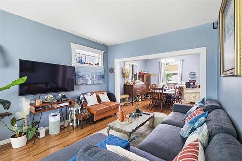 430 Lansdowne Ave, Winnipeg, MB - Indoor Photo Showing Living Room