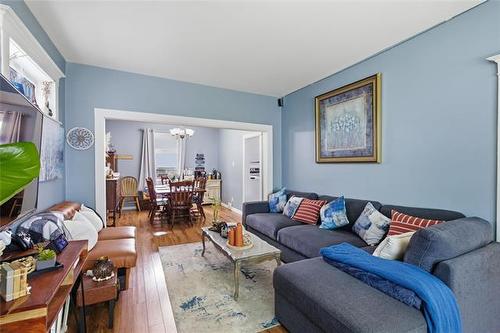430 Lansdowne Ave, Winnipeg, MB - Indoor Photo Showing Living Room