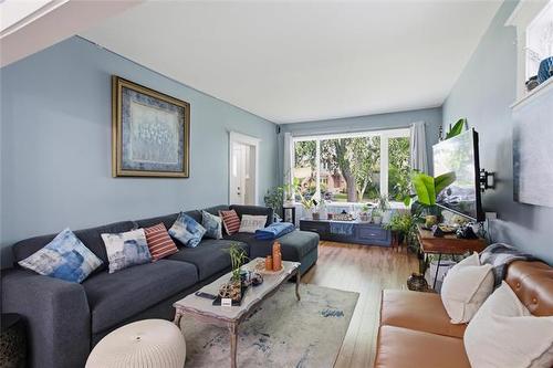 430 Lansdowne Ave, Winnipeg, MB - Indoor Photo Showing Living Room