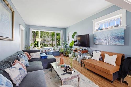 430 Lansdowne Ave, Winnipeg, MB - Indoor Photo Showing Living Room