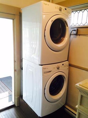 371 St John'S Ave, Winnipeg, MB - Indoor Photo Showing Laundry Room