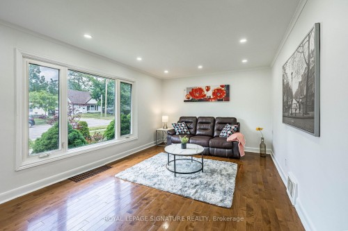 7 Putney Road, Toronto, ON - Indoor Photo Showing Living Room