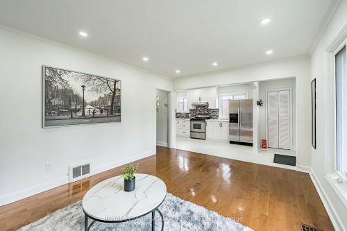 7 Putney Road, Toronto, ON - Indoor Photo Showing Living Room