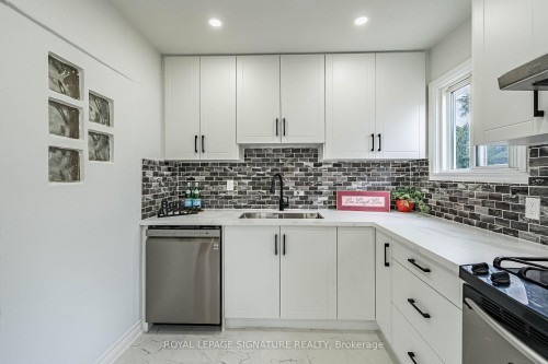 7 Putney Road, Toronto, ON - Indoor Photo Showing Kitchen With Double Sink With Upgraded Kitchen