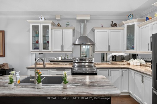 36 Banks Street, Brantford, ON - Indoor Photo Showing Kitchen With Double Sink With Upgraded Kitchen