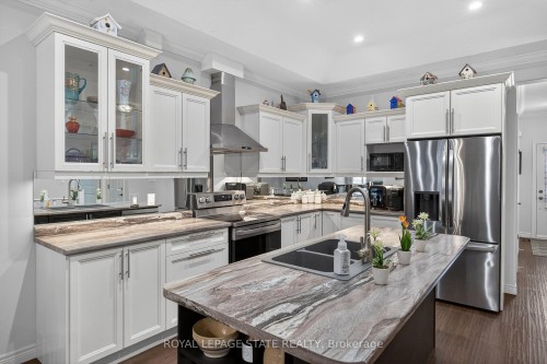 36 Banks Street, Brantford, ON - Indoor Photo Showing Kitchen With Double Sink With Upgraded Kitchen