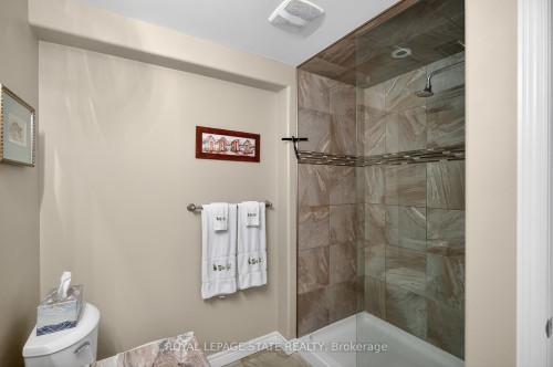 36 Banks Street, Brantford, ON - Indoor Photo Showing Bathroom