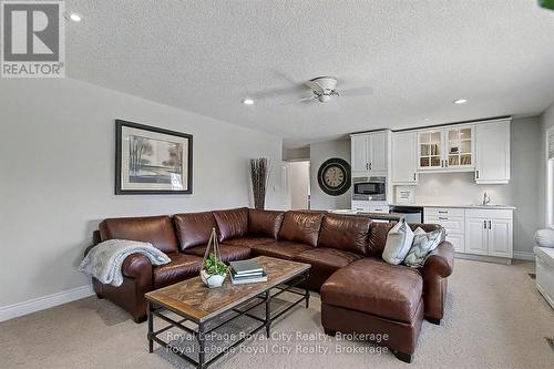8 Zaduk Place, Guelph (Kortright East), ON - Indoor Photo Showing Living Room