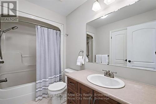 8 Zaduk Place, Guelph (Kortright East), ON - Indoor Photo Showing Bathroom