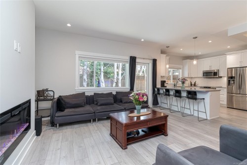 #B-1973 Caldwell Rd, Sooke, BC - Indoor Photo Showing Living Room