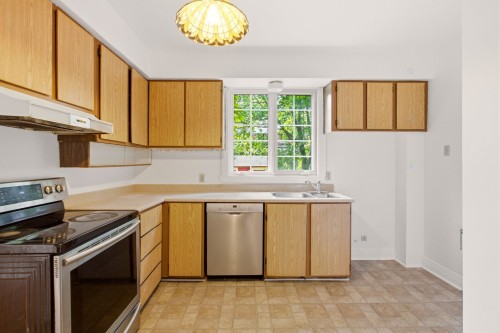 Cuisine - 24 Av. Jasper, Mont-Royal, QC - Indoor Photo Showing Kitchen With Double Sink