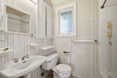 Salle de bains - 24 Av. Jasper, Mont-Royal, QC - Indoor Photo Showing Bathroom