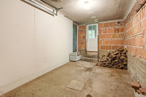 Garage - 24 Av. Jasper, Mont-Royal, QC - Indoor Photo Showing Garage