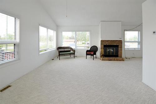 15 Middle Dr, Winnipeg Beach, MB - Indoor With Fireplace