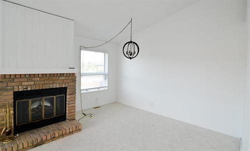 15 Middle Dr, Winnipeg Beach, MB - Indoor Photo Showing Living Room With Fireplace