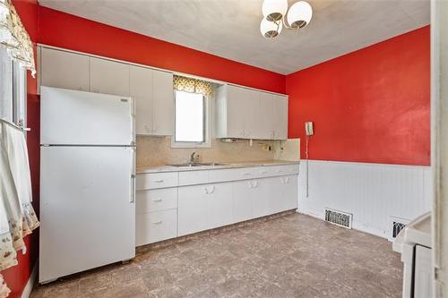501 Mcnaughton Ave, Winnipeg, MB - Indoor Photo Showing Kitchen