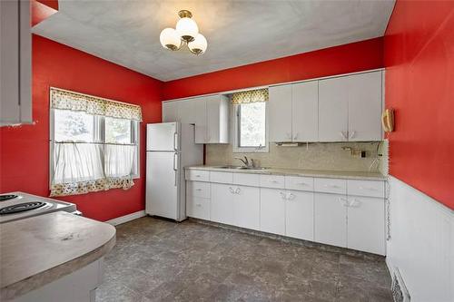 501 Mcnaughton Ave, Winnipeg, MB - Indoor Photo Showing Kitchen