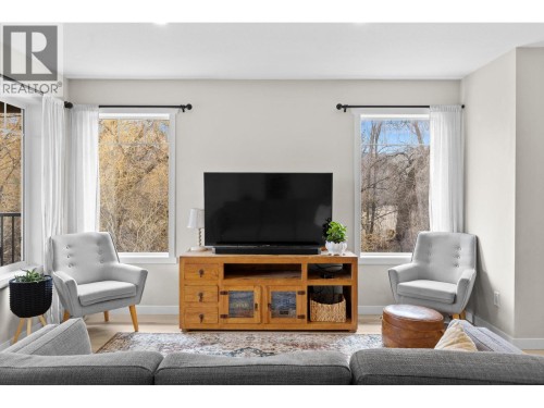 1355 Findlay Road Unit# 133, Kelowna, BC - Indoor Photo Showing Living Room