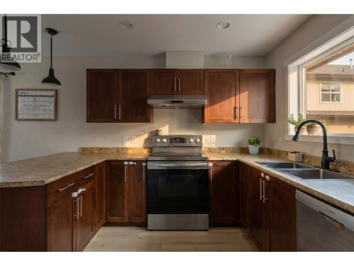 1355 Findlay Road Unit# 133, Kelowna, BC - Indoor Photo Showing Kitchen With Double Sink
