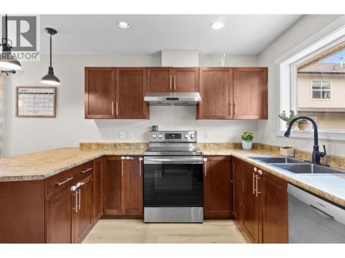 1355 Findlay Road Unit# 133, Kelowna, BC - Indoor Photo Showing Kitchen With Double Sink