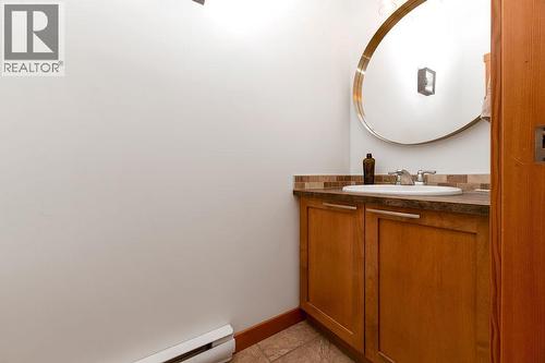 906 6Th Avenue Unit# 1, Invermere, BC - Indoor Photo Showing Bathroom