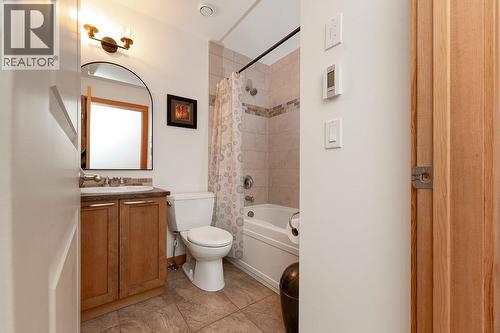 906 6Th Avenue Unit# 1, Invermere, BC - Indoor Photo Showing Bathroom