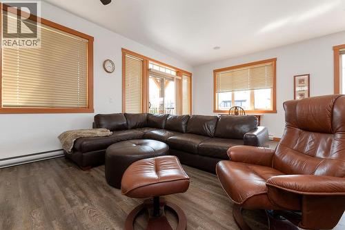 906 6Th Avenue Unit# 1, Invermere, BC - Indoor Photo Showing Living Room