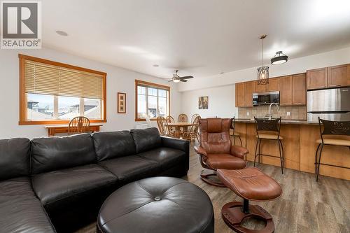 906 6Th Avenue Unit# 1, Invermere, BC - Indoor Photo Showing Living Room