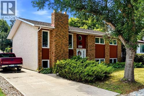 1250 Mcneill Crescent, Regina, SK - Outdoor