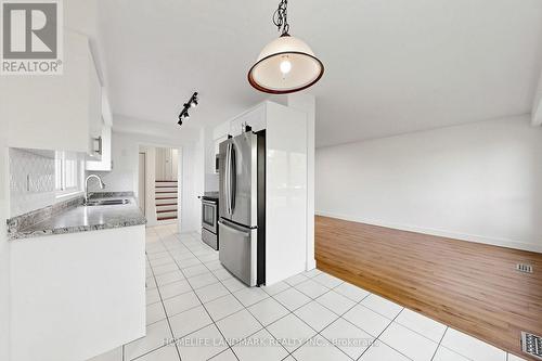 26 FENSIDE DRIVE , Toronto, Ontario M3A 2V3 2