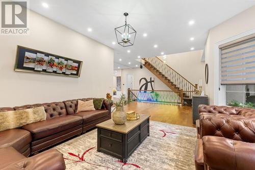 834 Edistel Crescent, Mississauga, ON - Indoor Photo Showing Living Room