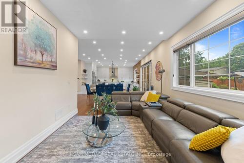 834 Edistel Crescent, Mississauga, ON - Indoor Photo Showing Living Room