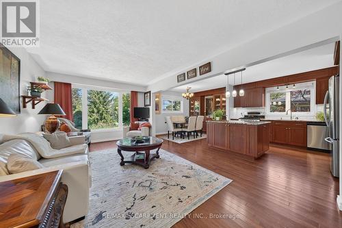 8399 Dickenson Road E, Hamilton, ON - Indoor Photo Showing Living Room