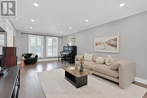 35 Mccarty Crescent, Markham, ON - Indoor Photo Showing Living Room