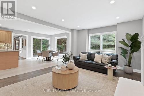 35 Mccarty Crescent, Markham, ON - Indoor Photo Showing Living Room