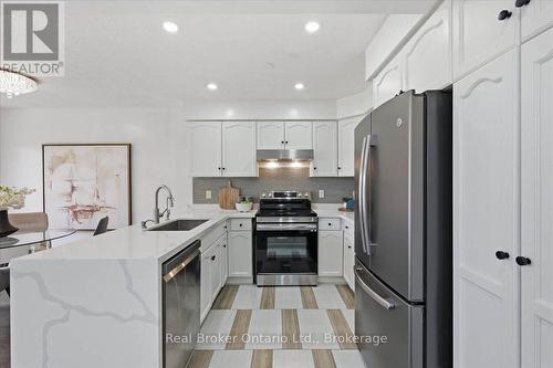 12 Castlebury Drive, Guelph (Willow West/Sugarbush/West Acres), ON - Indoor Photo Showing Kitchen With Upgraded Kitchen