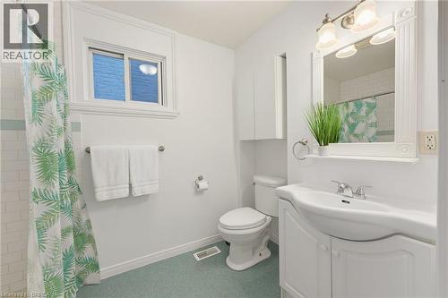 112 Grand River Avenue, Brantford, ON - Indoor Photo Showing Bathroom