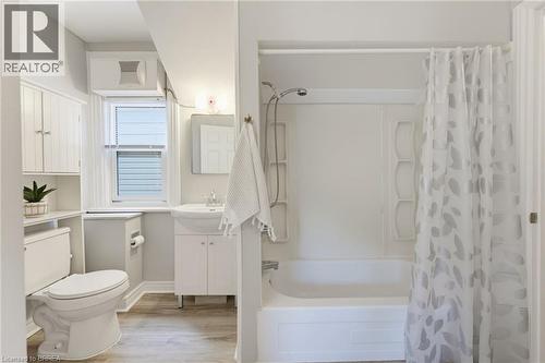 112 Grand River Avenue, Brantford, ON - Indoor Photo Showing Bathroom
