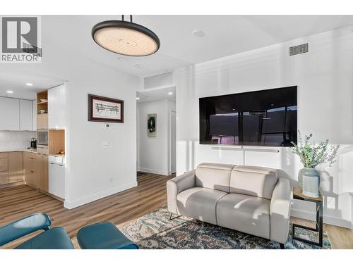 1488 Bertram Street Unit# 3202, Kelowna, BC - Indoor Photo Showing Living Room