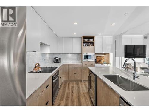 1488 Bertram Street Unit# 3202, Kelowna, BC - Indoor Photo Showing Kitchen With Upgraded Kitchen