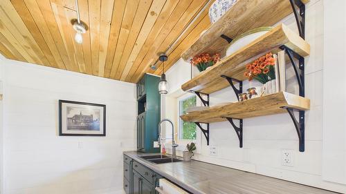 912 8Th Street, Cranbrook, BC - Indoor Photo Showing Kitchen With Double Sink