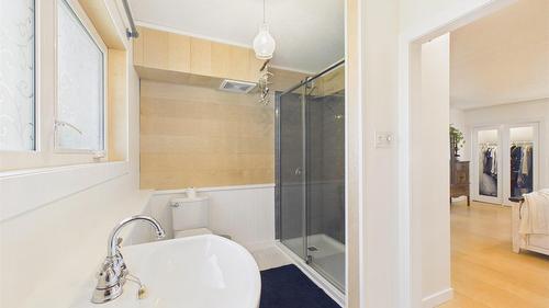 912 8Th Street, Cranbrook, BC - Indoor Photo Showing Bathroom
