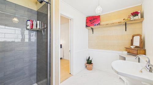 912 8Th Street, Cranbrook, BC - Indoor Photo Showing Bathroom