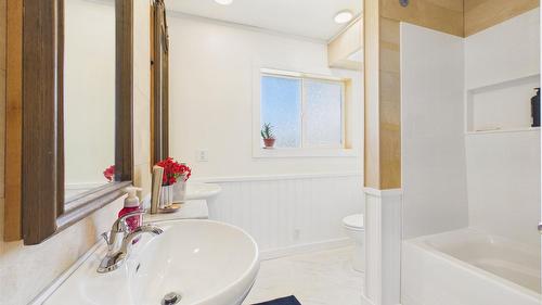912 8Th Street, Cranbrook, BC - Indoor Photo Showing Bathroom