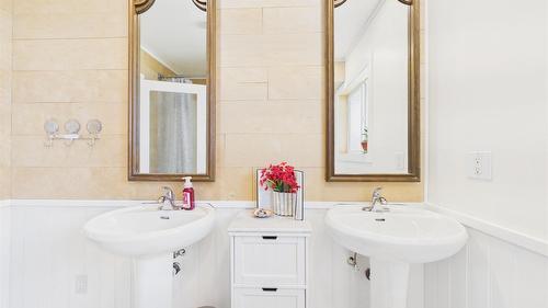912 8Th Street, Cranbrook, BC - Indoor Photo Showing Bathroom