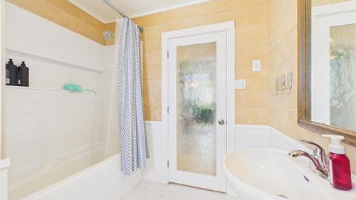 912 8Th Street, Cranbrook, BC - Indoor Photo Showing Bathroom
